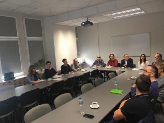 uczestnicy spotkanie przy stole konferencyjnym